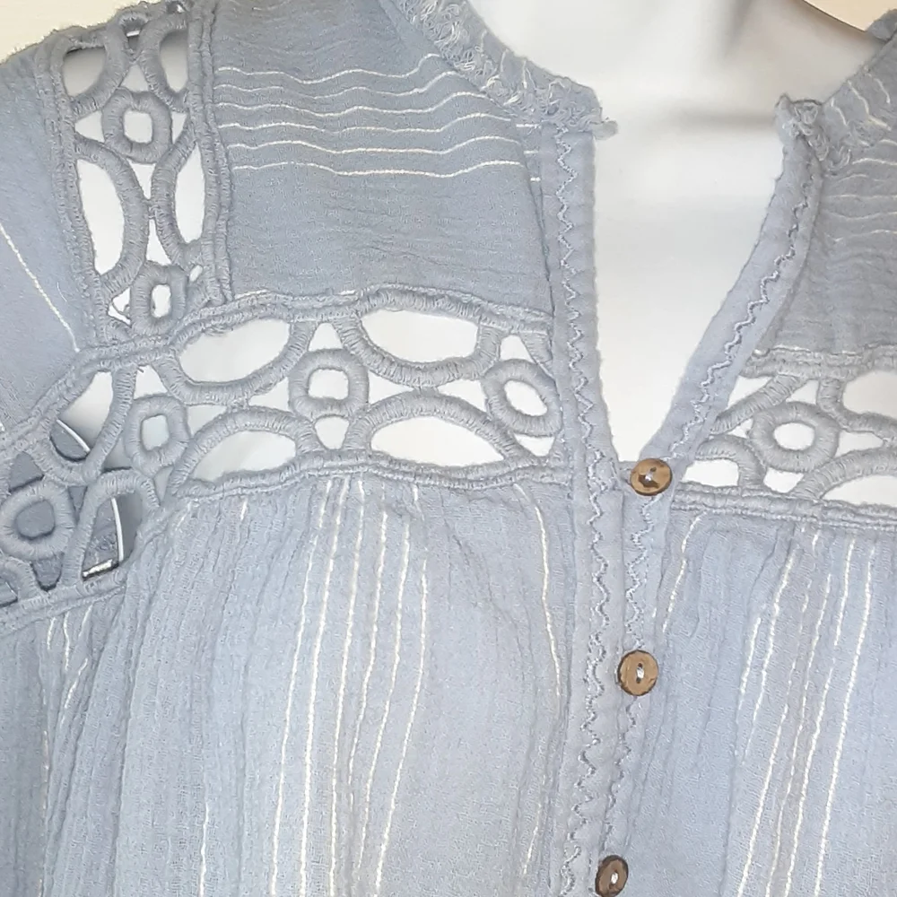 FREE PEOPLE BLUE AND WHITE CROPPED TOP, SIZE XS